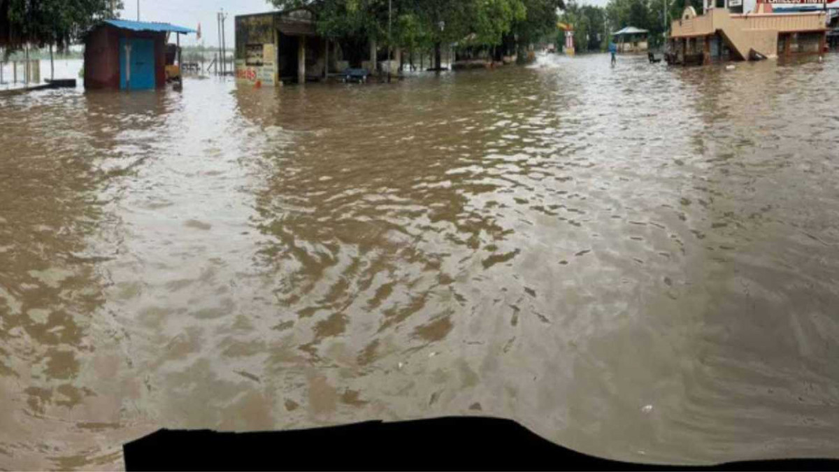 Surat : Heavy Rains Flood Sania Hemad, Villagers Demand Action | Loktej ...