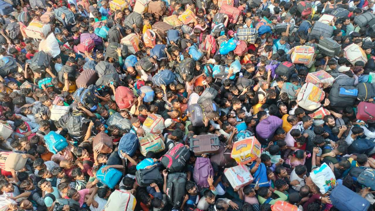 Surat: Massive Crowds at Udhna Railway Station as Diwali and Chhath Festivals Approach