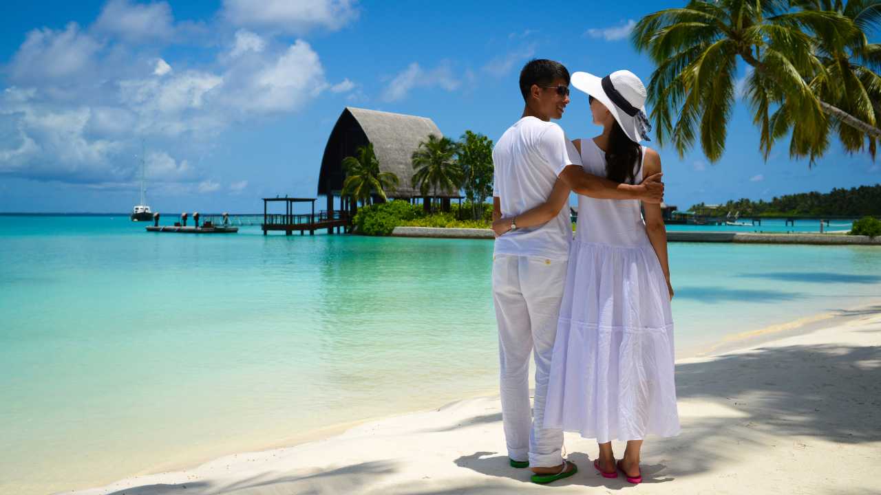honeymoon-hotel-travel-tourism-marriage-couple-beach-resort