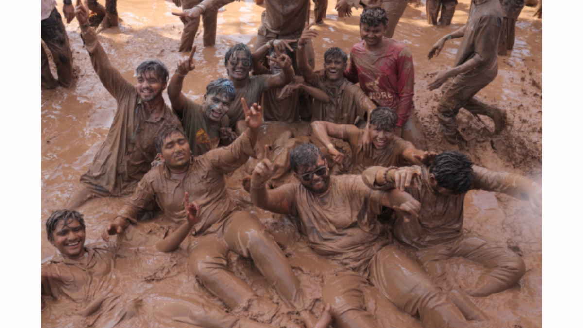 &lsquo;Mudfest&rsquo; Celebrated with Great Enthusiasm in Surat on Dhuleti by Triom Club-PNN