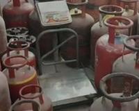 Surat : Amroli Police Raid Uncovers Illegal Gas Refilling Operation