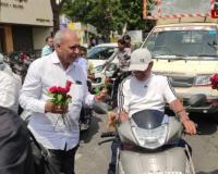 Surat Drivers Following Traffic Signals Felicitated with Roses