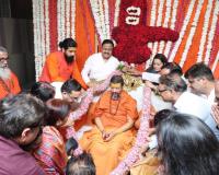 Mahamandaleshwar Kailashanand Giri met devotees at RPS 12th Avenue, Faridabad
