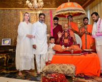 Shankaracharya Swami Sadanand Saraswati Visits Dr. Abhishek Verma, Blesses Family and ShivSena Leadership