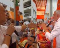 Surat: Jagdish Vishwakarma Trains Workers in Election Strategy at 'Chai Par Samvad