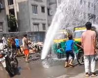 Surat: Water pipeline bursts in Pandesara, drinking water flows on the streets