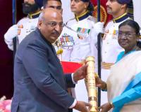 Surat: President Droupadi Murmu honors Nilesh Mandalewala, the 'Organ Man of India', with Padma Shri