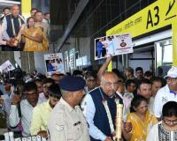 Surat: Grand welcome for Nilesh Mandalewala, the 'Organ Man of India', at Surat Airport