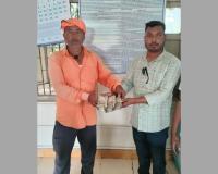 Vadodara: Railway worker sets an example of honesty, returns bag with cash found on track