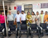 Surat: Marwadi Yuva Manch Surat Branch and Muskaan Branch donated 5 wheelchairs to Udhna Railway Station