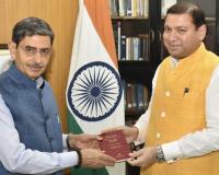 Cultural Envoy Sundeep Bhutoria Calls on West Bengal Governor; Presents Handwritten Copy of Tagore’s Gitanjali