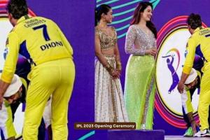 When legends meet: Arijit Singh touches Dhoni's feet at IPL opening ceremony