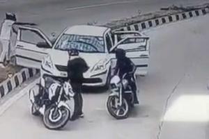 Daylight armed robbery in Delhi raises concerns about security, video goes viral