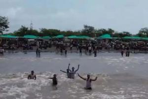 Surat : Weekend Revelry Takes Over Dumas Beach