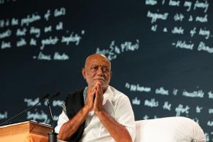 Morari Bapu donates Rs. 25 lakh to Seva Bharati in Himachal Pradesh