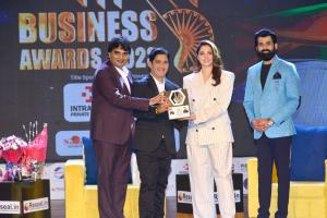 Actors Tamannaah Bhatia and Sonalee Kulkarni felicitate awardees at Bharat Business Awards 2023