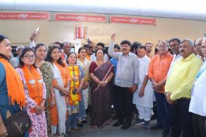 Thousands Embark on Pilgrimage to Ayodhya from Surat in Special Aastha Train