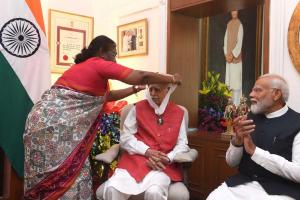 President Honors Lal Krishna Advani with Bharat Ratna at His Residence