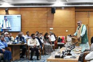 Textiles Minister Discusses Industry Development in New Delhi
