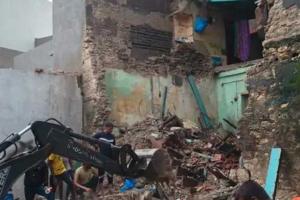 Gujarat : 125-year-old house collapse in Khambhalia leaves three dead, seven injured.