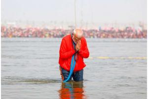 PM Narendra Modi Takes Holy Dip at Triveni Sangam During Mahakumbh 2025 in Prayagraj