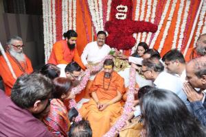 Mahamandaleshwar Kailashanand Giri met devotees at RPS 12th Avenue, Faridabad