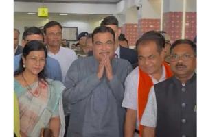 Union Minister Nitin Gadkari lauds Surat e-vehicle policy and reviews Delhi-Mumbai Expressway progress
