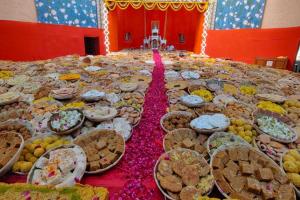 Surat : Devotees flock to Shri Govardhannathji Haveli for Chappan Bhog darshan