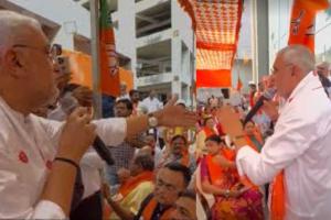 Surat: Jagdish Vishwakarma Trains Workers in Election Strategy at 'Chai Par Samvad