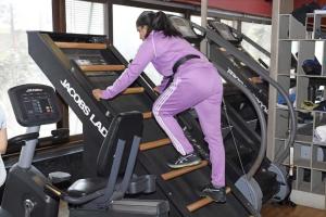 Vadodara's 'Squat Queen' Inderjeet Kaur Mann Breaks Her Own Record with Over 3000 Squats