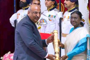 Surat: President Droupadi Murmu honors Nilesh Mandalewala, the 'Organ Man of India', with Padma Shri