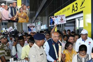Surat: Grand welcome for Nilesh Mandalewala, the 'Organ Man of India', at Surat Airport
