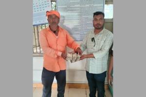 Vadodara: Railway worker sets an example of honesty, returns bag with cash found on track