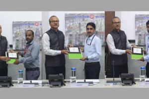 Vadodara: Three employees working in Vadodara division honored with safety award by General Manager for preventing potential rail accidents