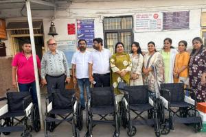Surat: Marwadi Yuva Manch Surat Branch and Muskaan Branch donated 5 wheelchairs to Udhna Railway Station