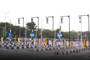 Surat: The country's first barrier-free toll plaza starts, toll can now be paid without stopping