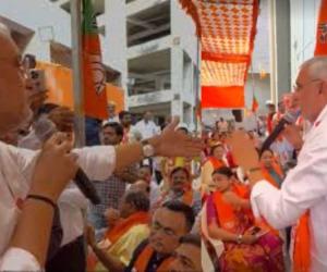 Surat: Jagdish Vishwakarma Trains Workers in Election Strategy at 'Chai Par Samvad