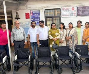 Surat: Marwadi Yuva Manch Surat Branch and Muskaan Branch donated 5 wheelchairs to Udhna Railway Station