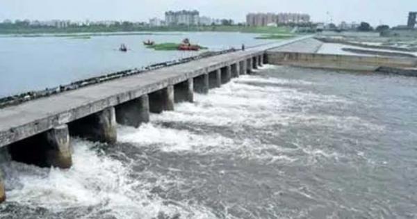 Surat Authorities Release Water from Ukai Dam to Combat Tapi River ...